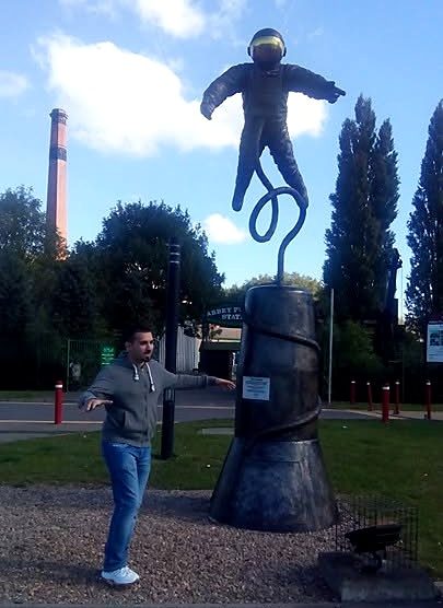 Nikos à Leicester, prenant la pose à côté d’une sculpture d’astronaute.